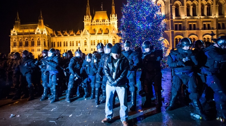 Video : Protests Hit Hungarian Parliament Over 'Slave Law' Labour Bill