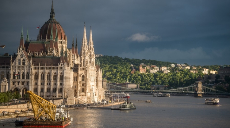 Video: Police Launch Criminal Investigation Of Budapest Boat Crash
