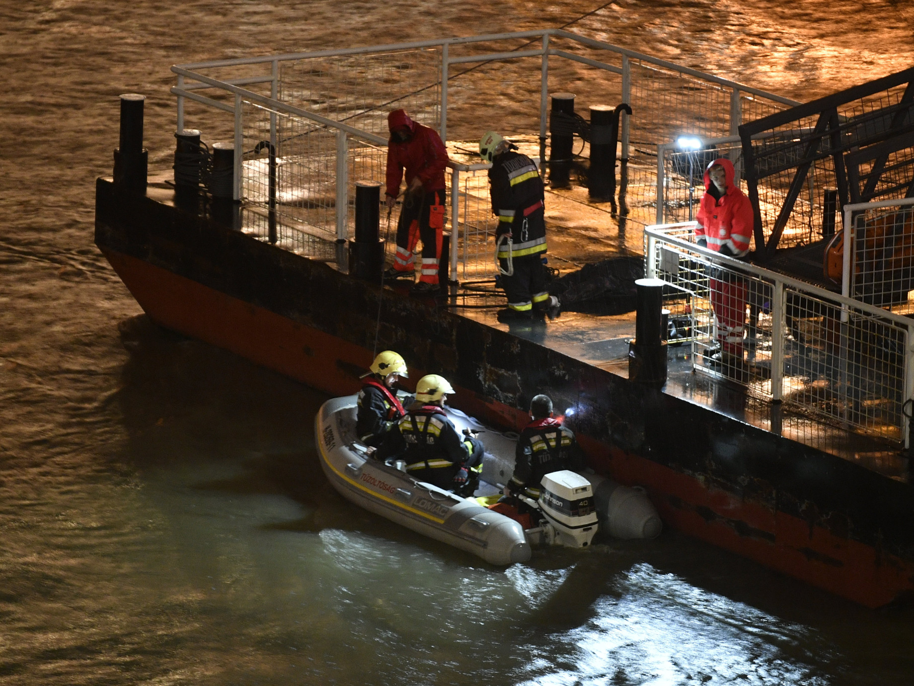 Video: Budapest Boat Tragedy - Divers In Action, Body Found 100km From Accident