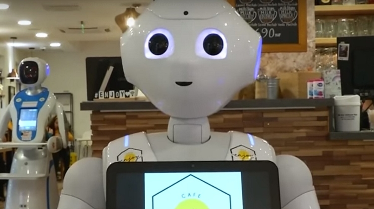 Video: Robots Serve Up Food & Fun @ Enjoy Budapest Cafe