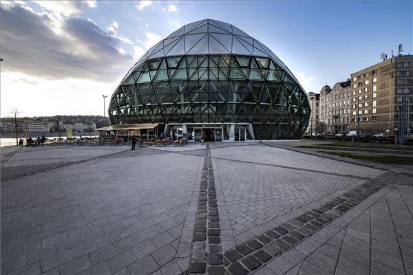 Iconic 'Whale' Building in Budapest to be Renewed
