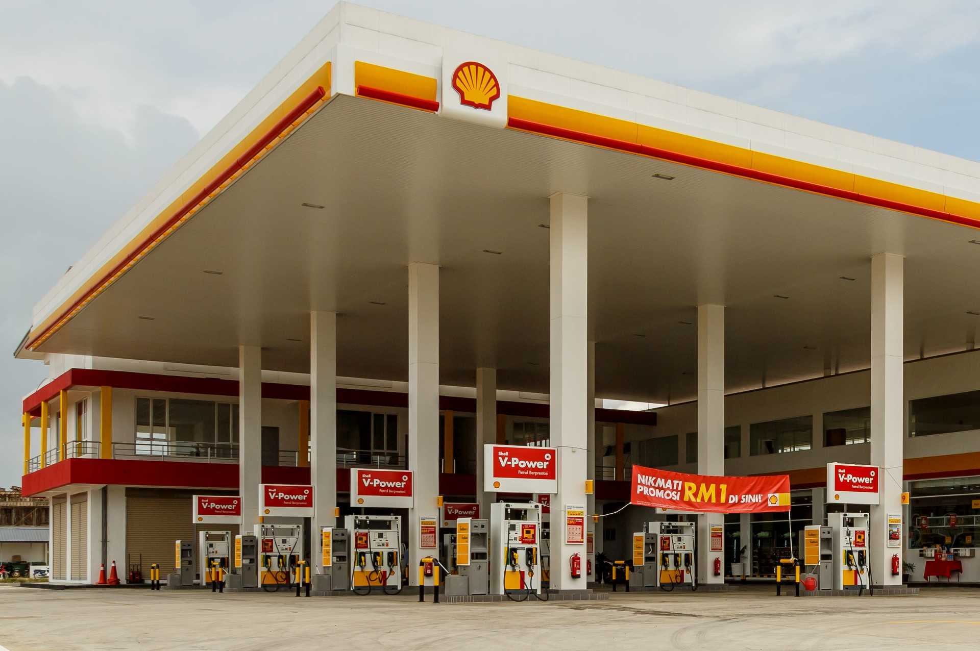 Shell Hungary Limits Petrol Sales at Busiest Stations