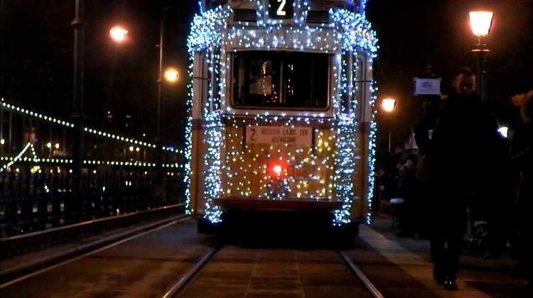 Video: Christmas Tram In Budapest During Festive Season